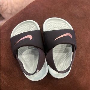 ❌ SOLD ❌ infant girls Nike sandals
